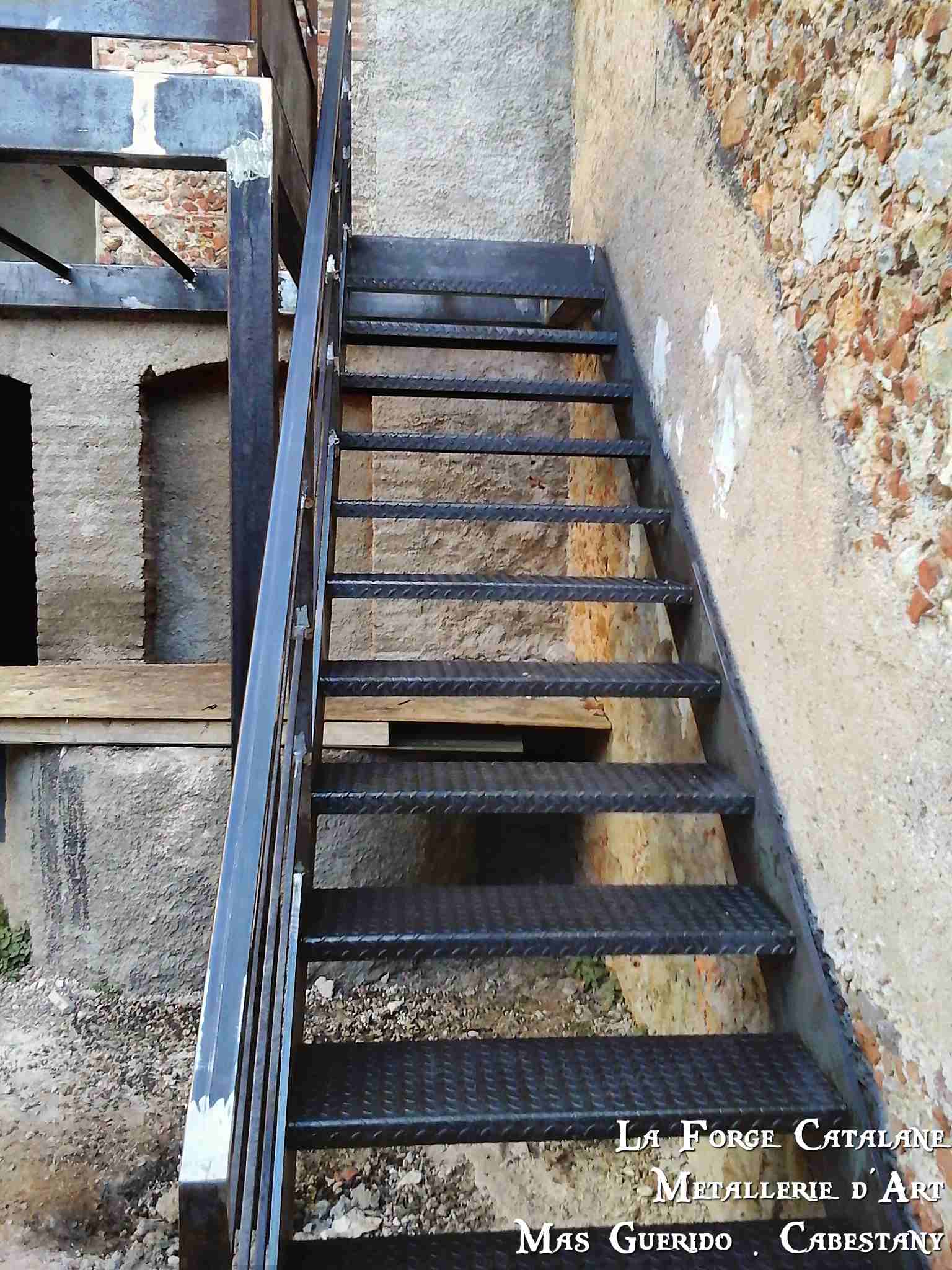 escalier double limon lateraux marches tole larmee forge catalane.jpg